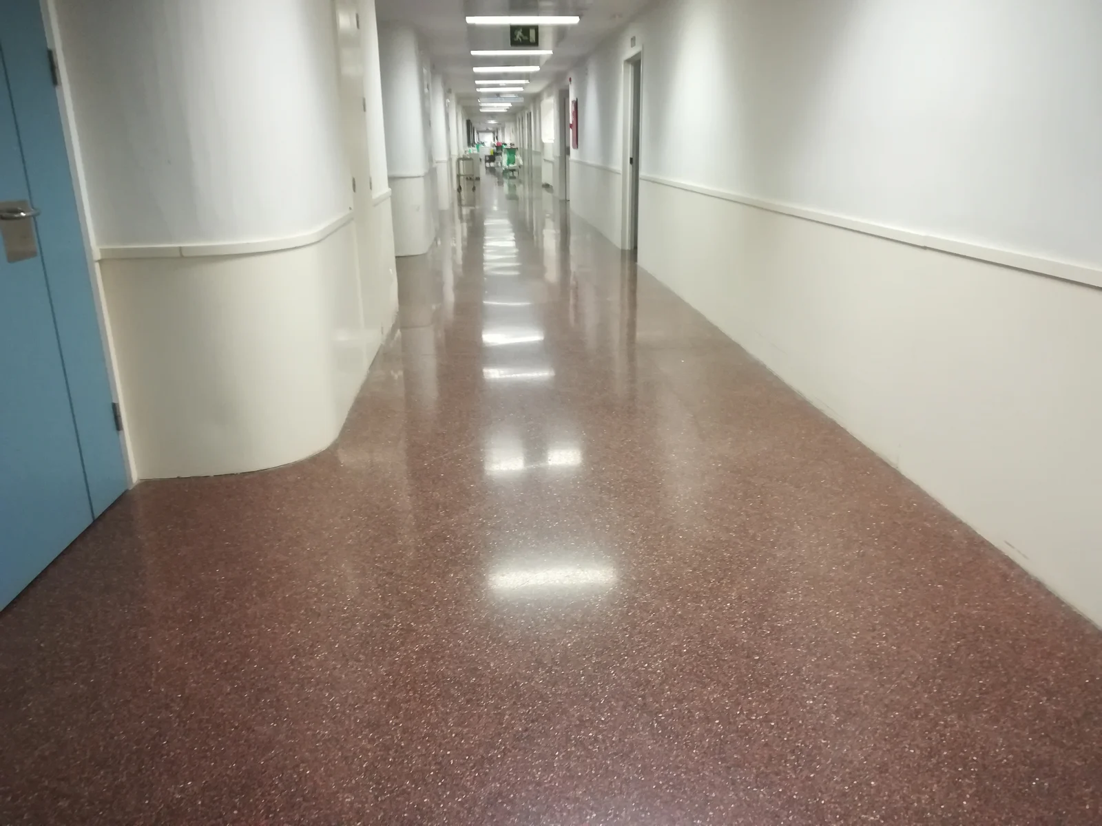 Piso sanitario en pasillo
